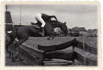 Roger met één van zijn wedstrijdpaarden tijdens de cross-country op een LRV wedstrijd in 1984